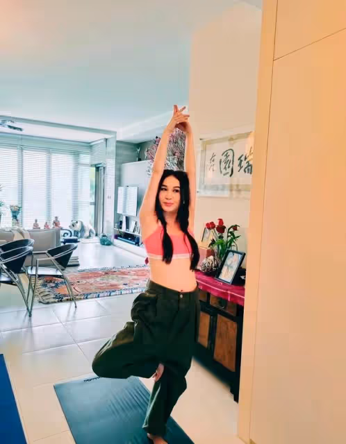 55歲溫碧霞秀高難度瑜伽，扎雙馬尾疑穿老公西褲，挺大肚不見腰身