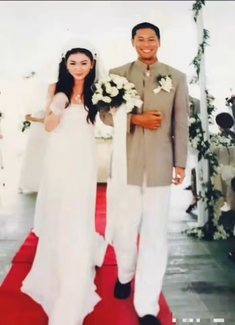 55歲溫碧霞秀高難度瑜伽,扎雙馬尾疑穿老公西褲,挺大肚不見腰身