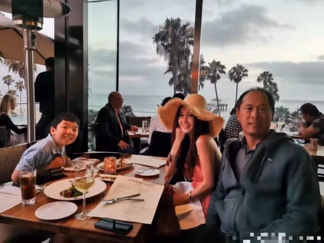 55歲溫碧霞秀高難度瑜伽,扎雙馬尾疑穿老公西褲,挺大肚不見腰身