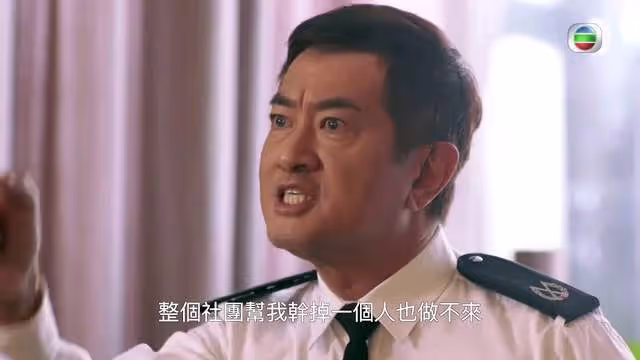 61歲TVB男星低調曝豪宅內景,家族資產達16億,卻27年開同一輛車