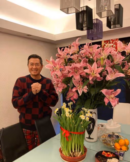 61歲TVB男星低調曝豪宅內景,家族資產達16億,卻27年開同一輛車
