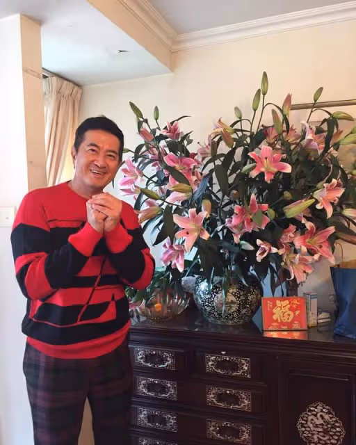 61歲TVB男星低調曝豪宅內景,家族資產達16億,卻27年開同一輛車