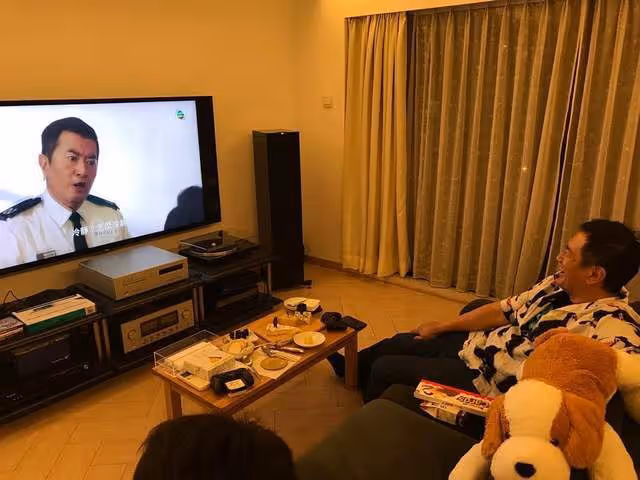 61歲TVB男星低調曝豪宅內景,家族資產達16億,卻27年開同一輛車