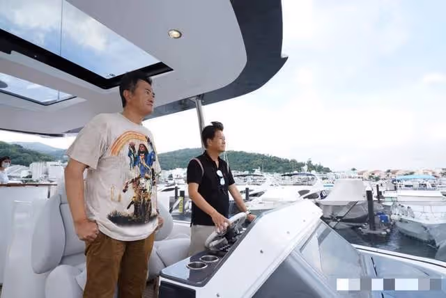 61歲TVB男星低調曝豪宅內景，家族資產達16億，卻27年開同一輛車