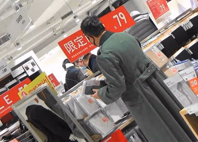 61歲TVB男星低調曝豪宅內景，家族資產達16億，卻27年開同一輛車