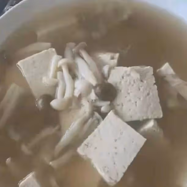 香港疫情嚴峻!26歲男星確診虛弱待家中,吳綺莉日常只喝豆腐湯