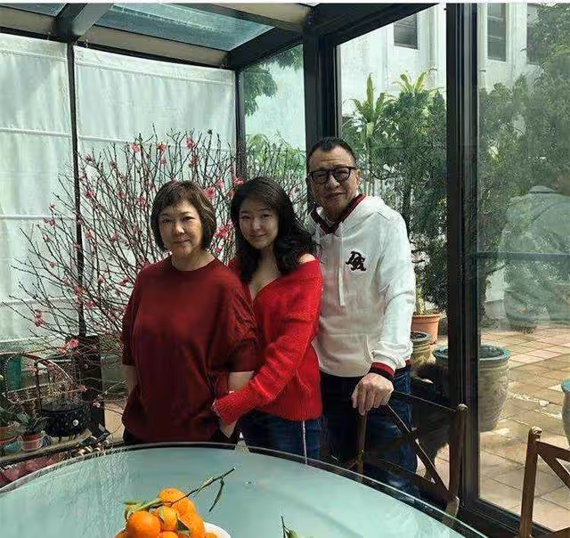 寵女!TVB離巢戲骨許紹雄再出700萬助女兒開分店,上一家店未回本