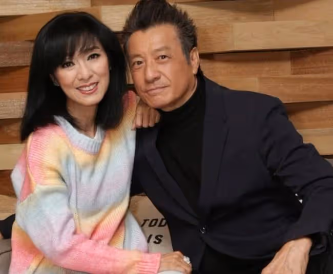 石修夫婦參加聚會,劉松仁米雪摟肩合影表現親密,相識30年感情好