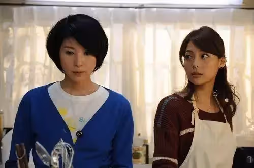 兒媳開餐館,婆婆每天帶人來蹭吃蹭喝,半年後店裡來一人,傻住