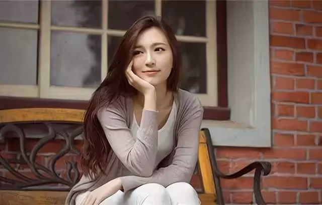 婆婆上門收繳兒媳工資卡,被兒子一本離婚證甩臉上:這比那值錢