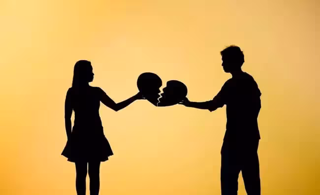 我的婚前房,老公硬是要低價賣給他弟,我直接讓他簽離婚協議書