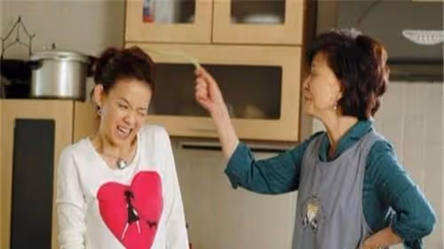 媳婦生雙胞胎女兒遭婆婆嫌棄,慫恿兒子和她離婚,三年後婆婆淚崩