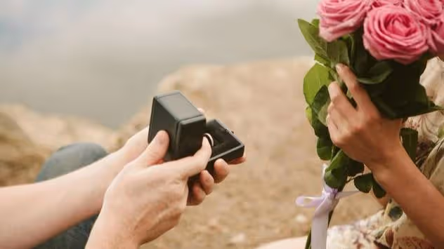 婆家給十萬娘家陪嫁20萬,婚禮爸媽送套房,婆婆對俺大打出手