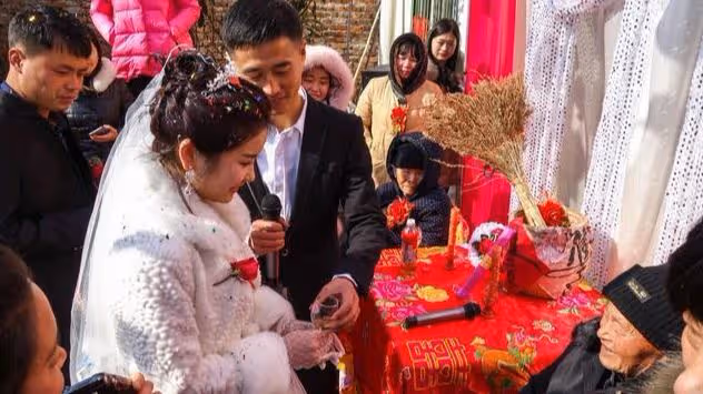 婆家給十萬娘家陪嫁20萬,婚禮爸媽送套房,婆婆對俺大打出手