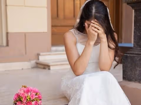 婆家給十萬娘家陪嫁20萬,婚禮爸媽送套房,婆婆對俺大打出手
