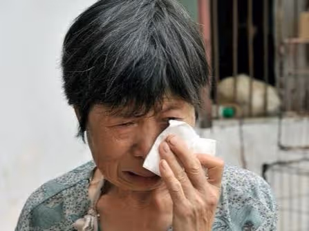 公婆不肯帶娃,俺請娘家媽來帶,每月給她一千,老公氣得轉身離開