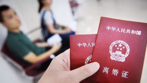老公月薪八千,每月只給一千生活費,兒子童言無忌,俺跟他離婚
