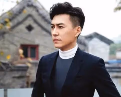 又一明星人設疑似崩塌?靳東回應拖欠上百人工資:他們心態扭曲