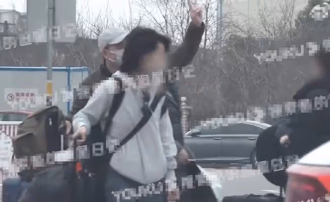 周迅帶男友見父母,父親與男友同框,網友:一時分不清哪個是爸