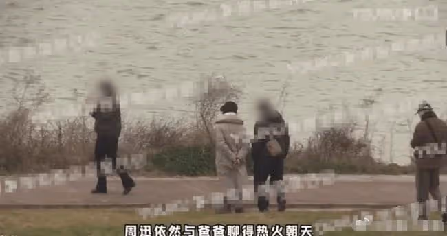 周迅帶男友見父母,父親與男友同框,網友:一時分不清哪個是爸