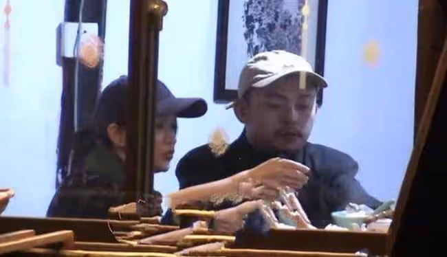 周迅帶男友見父母,父親與男友同框,網友:一時分不清哪個是爸