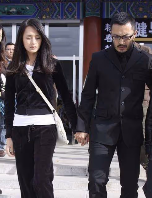 富大龍與小8歲饒敏莉官宣離婚!結婚12年仍未生子,6年前被曝情變