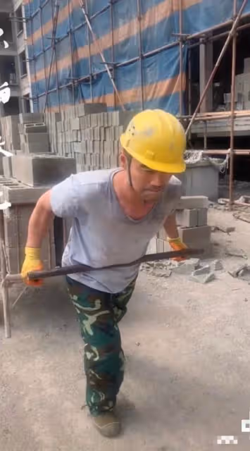 王旭重回工地幹活!咬牙搬磚汗水濕透衣服,劉剛卻事業順利坐豪車