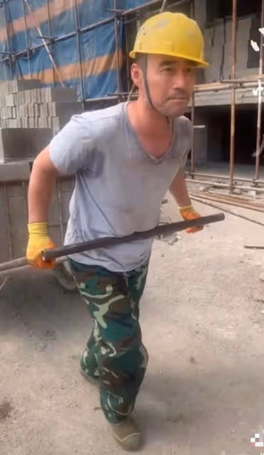 王旭重回工地幹活!咬牙搬磚汗水濕透衣服,劉剛卻事業順利坐豪車