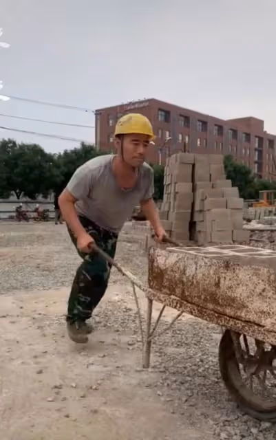 王旭重回工地幹活!咬牙搬磚汗水濕透衣服,劉剛卻事業順利坐豪車