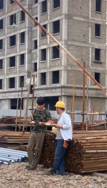 王旭重回工地幹活!咬牙搬磚汗水濕透衣服,劉剛卻事業順利坐豪車