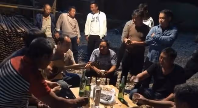 王旭重回工地幹活!咬牙搬磚汗水濕透衣服,劉剛卻事業順利坐豪車