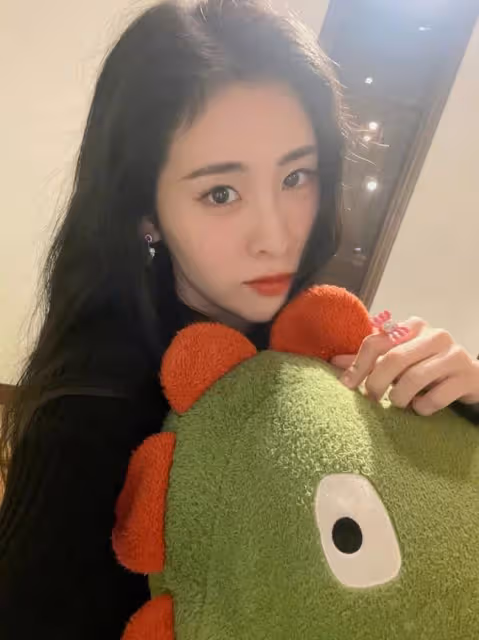 張碧晨曬收工照,公然將腳放在酒店桌子上,鞋被扒與華晨宇是同款