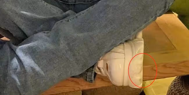 張碧晨曬收工照,公然將腳放在酒店桌子上,鞋被扒與華晨宇是同款