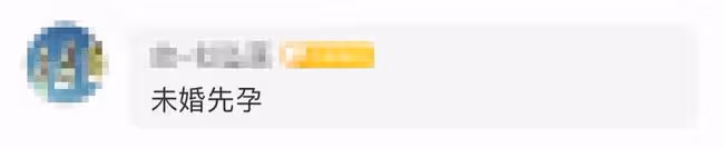 張碧晨曬收工照,公然將腳放在酒店桌子上,鞋被扒與華晨宇是同款