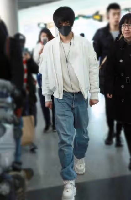 張碧晨曬收工照,公然將腳放在酒店桌子上,鞋被扒與華晨宇是同款