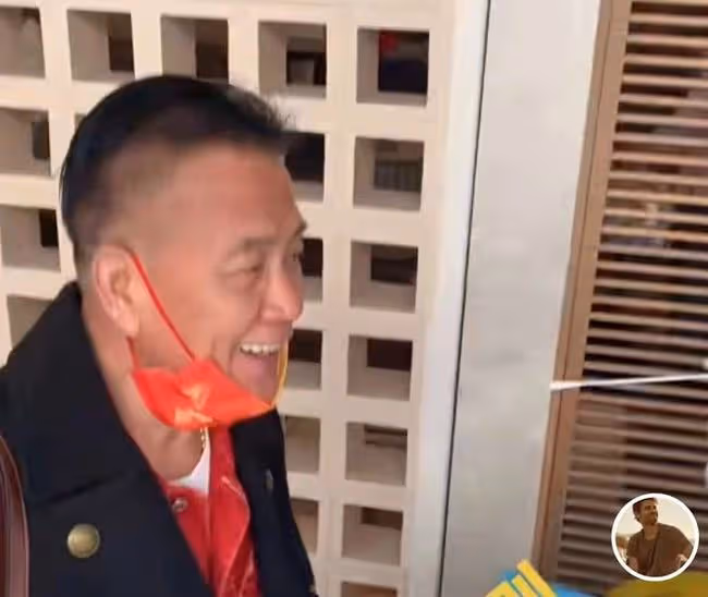64歲萬梓良近況惹擔憂,戴大金鍊子做核酸,癱倒在沙發上疑似頭暈