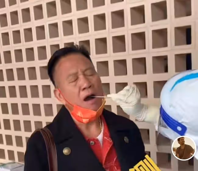 64歲萬梓良近況惹擔憂,戴大金鍊子做核酸,癱倒在沙發上疑似頭暈