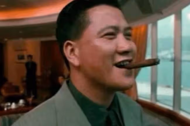 64歲萬梓良近況惹擔憂,戴大金鍊子做核酸,癱倒在沙發上疑似頭暈