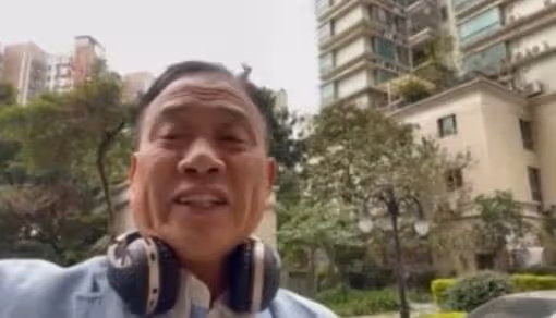 64歲萬梓良近況惹擔憂,戴大金鍊子做核酸,癱倒在沙發上疑似頭暈