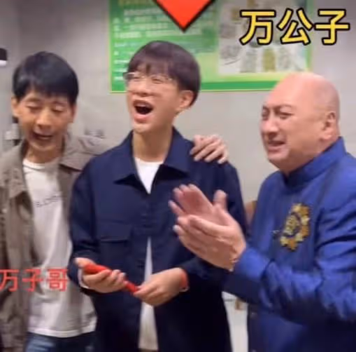64歲萬梓良近況惹擔憂,戴大金鍊子做核酸,癱倒在沙發上疑似頭暈