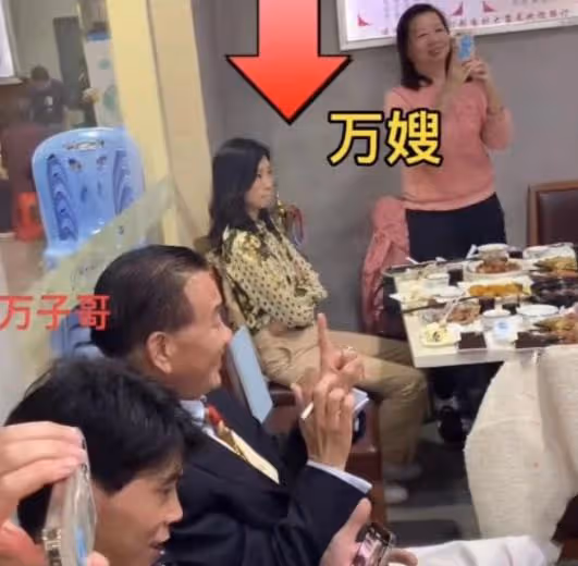 64歲萬梓良近況惹擔憂,戴大金鍊子做核酸,癱倒在沙發上疑似頭暈