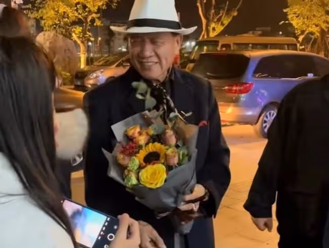 64歲萬梓良近況惹擔憂,戴大金鍊子做核酸,癱倒在沙發上疑似頭暈