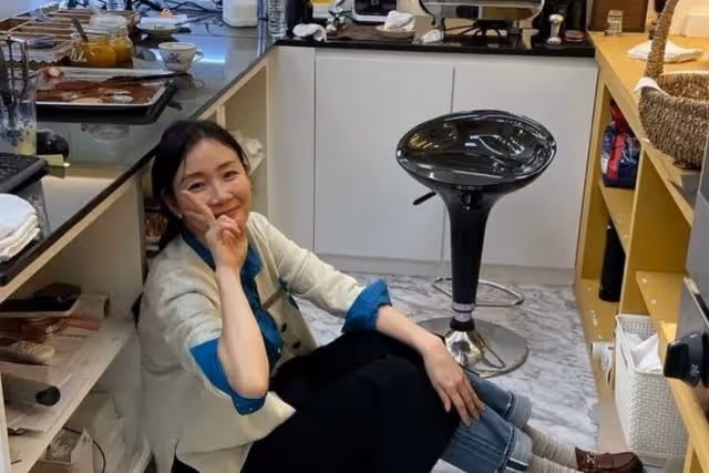 悲劇女王,43歲嫁小9歲職員男友,綜藝復出賺奶粉錢,網友:期待