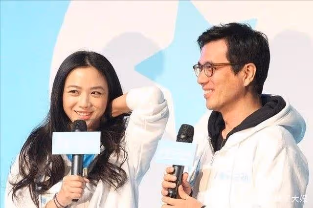 湯唯與大10歲老公合體,曬一家三口腳丫照,打破兩人婚變新聞!