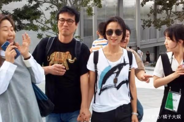 湯唯與大10歲老公合體,曬一家三口腳丫照,打破兩人婚變新聞!