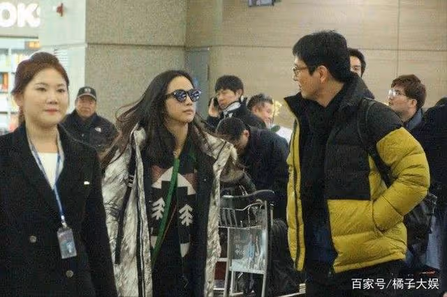 湯唯與大10歲老公合體，曬一家三口腳丫照，打破兩人婚變新聞！