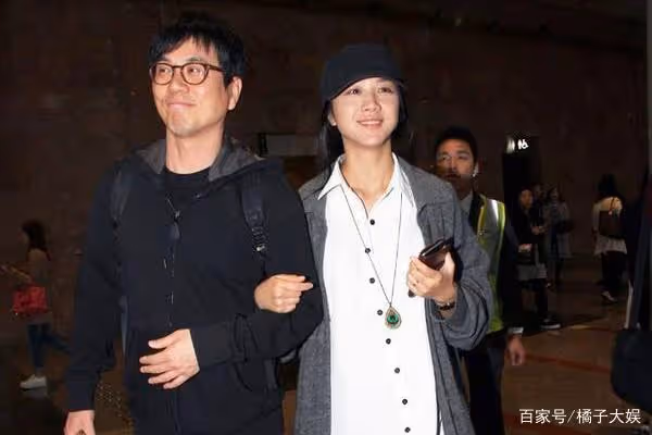 湯唯與大10歲老公合體，曬一家三口腳丫照，打破兩人婚變新聞！