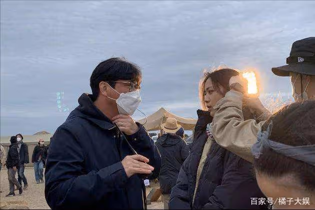 湯唯與大10歲老公合體，曬一家三口腳丫照，打破兩人婚變新聞！