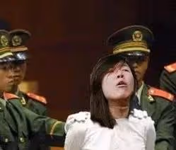超女歌手曾辱罵「看門狗」,被當眾怒扇兩耳光,如今怎樣了?