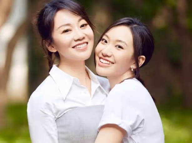 閆妮與趙本山傳緋聞,多年不結婚原因曝光,如今稱做單身媽媽挺好